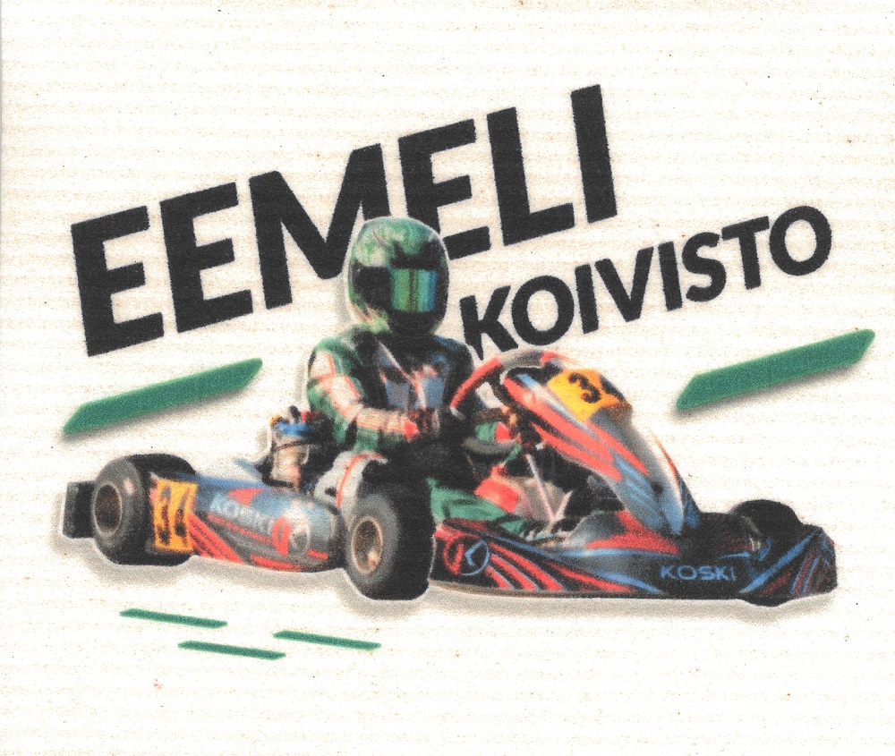 Eemeli Koivisto: Varainkeruu ja sponsorien saaminen ovat tärkeitä nuorille urheilijoille. Tässä varainkeruuliinassa komeilee Eemeli Koivisto, vuonna 2004 syntynyt karting-kuljettaja Hämeenkyröstä. Hän aloitti kilpailemisen vasta vuonna 2016 ja heti toisena kartingkautena vuonna 2017 Eemeli voitti junioreiden Suomen Kartingliiton mestaruuden. Eemelin kuva on painettu digitaalisesti ja se on mahdollistanut monivärisen toteutuksen vailla rajoitteita. Toivotamme menestystä Eemelille!